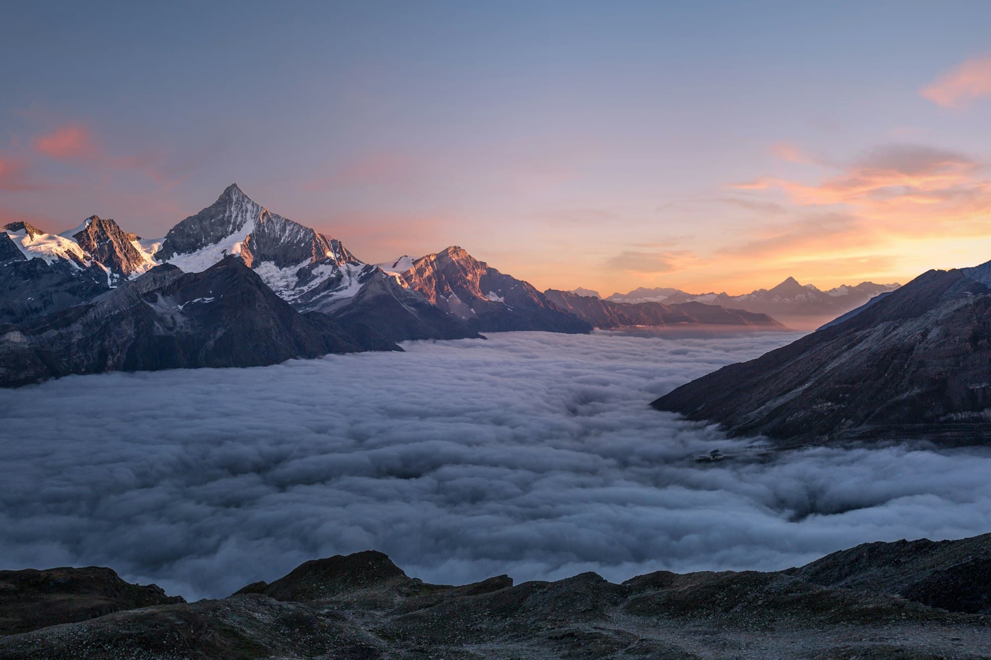 Alpenpanorama über dem Nebelmeer bei Sonnenaufgang